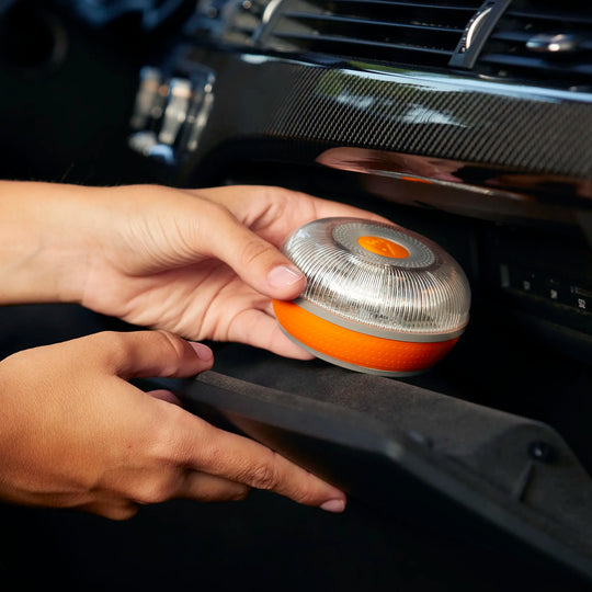 Luz de emergencia V16 conectada en tu coche: todo lo que necesitas saber